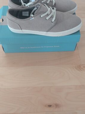 Brand New In Box Tom's Carlo - Men's Size 11 - Suede Lace-Up Sneakers in Taupe